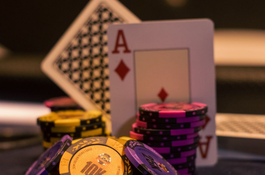 Online Casino Turnier mit Spielautomat und Live Dealer