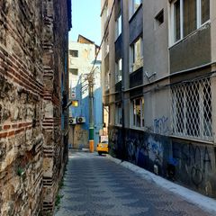 Narrow back lane between buildings — Nihat Uslu on Pexels