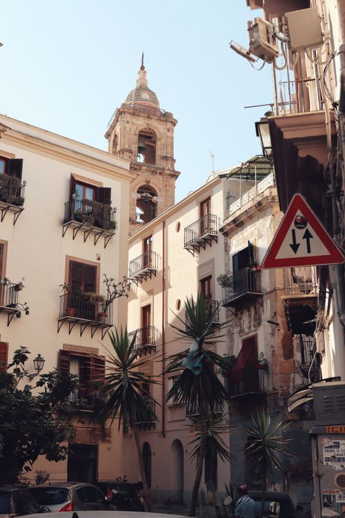 Free Charming street in Palermo, Sicily showcasing historical architecture and vibrant urban life. Stock Photo