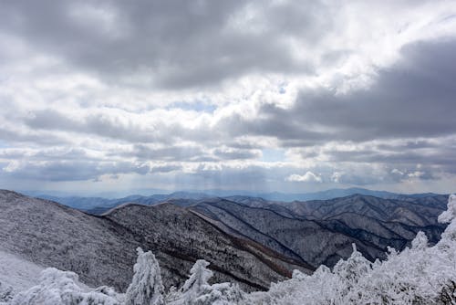 bulutlu, dağ silsilesi, dağlar içeren Ücretsiz stok fotoğraf