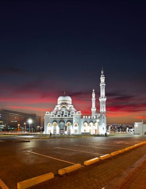 Free A breathtaking view of a mosque in Dubai against a vibrant twilight sky. Stock Photo