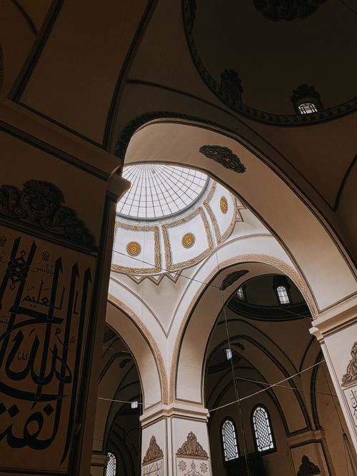 Free View of Ulu Mosque's stunning dome and arches in Bursa, Türkiye showcasing Islamic architecture. Stock Photo