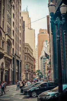 充满活力的城市街景，以历史建筑和行人的热闹街区为特色