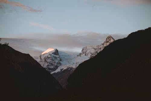 Photo De Montagne Enneigée à L'aube