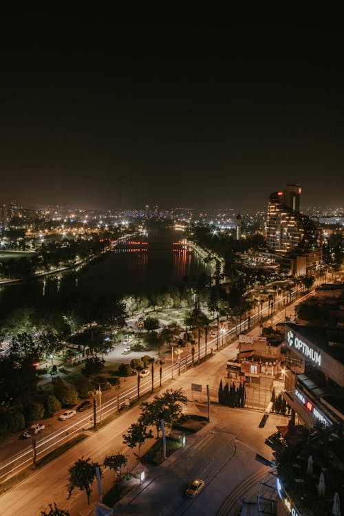 aydınlatılmış, dikey atış, gece içeren Ücretsiz stok fotoğraf