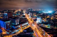 俯瞰繁华的城市夜景，光路充满活力，建筑物明亮璀璨，令人惊叹