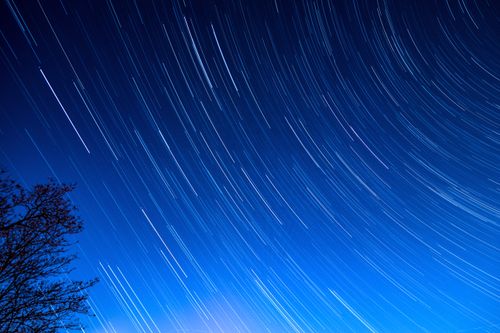 Free Captivating long exposure of star trails in a clear night sky, showcasing motion and beauty of the cosmos. Stock Photo