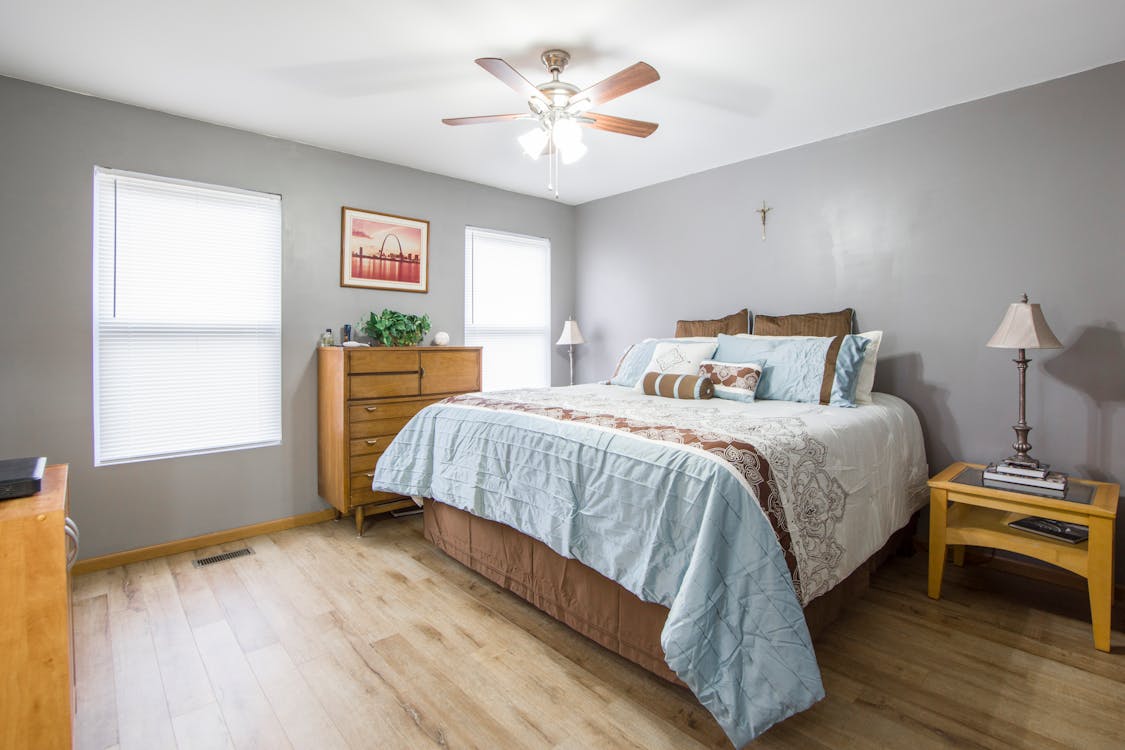 How to Choose the Best Blanket for a Good Night Sleep 3 Photo of Bedroom During Daytime
