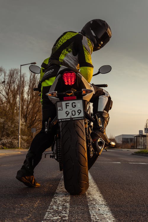 Fotobanka s bezplatnými fotkami na tému čierny motocykel, motocykel, motocyklová prilba