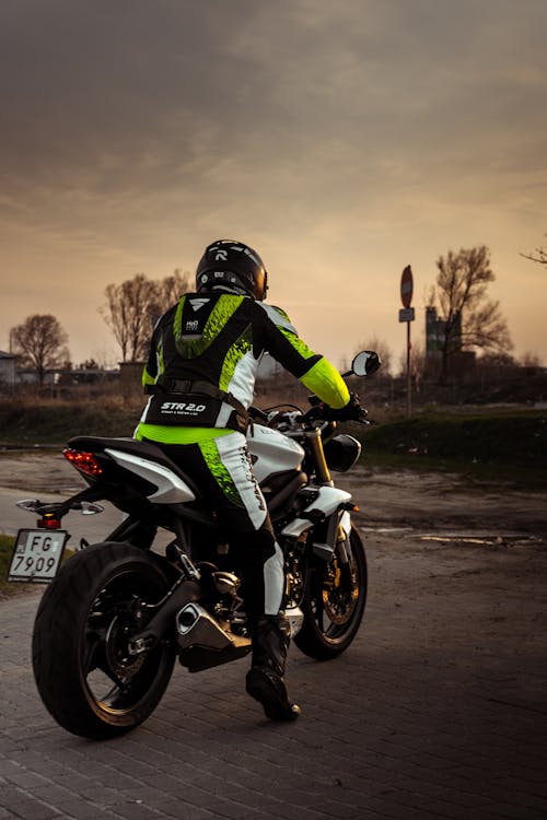 Fotobanka s bezplatnými fotkami na tému čierny motocykel, motocykel, motocyklová prilba