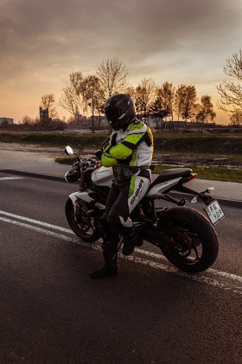 Fotobanka s bezplatnými fotkami na tému čierny motocykel, motocykel, motocyklová prilba