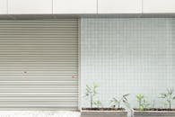 现代城市中，立面盆栽植物为极简主义街景增添了一丝绿意