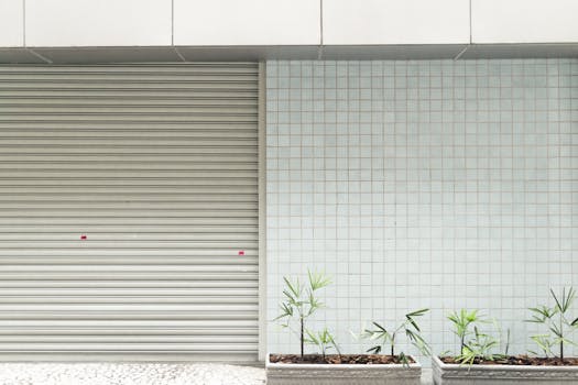 现代城市中，立面盆栽植物为极简主义街景增添了一丝绿意