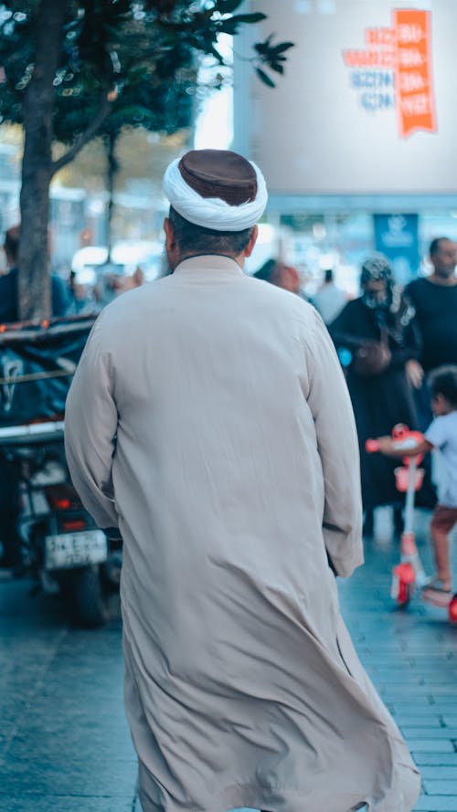 arkadan görünüm, bornoz, dikey atış içeren Ücretsiz stok fotoğraf