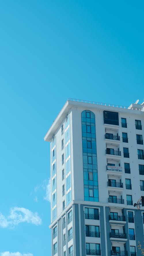 Kostenloses Stock Foto zu apartments, blauer himmel, fassade