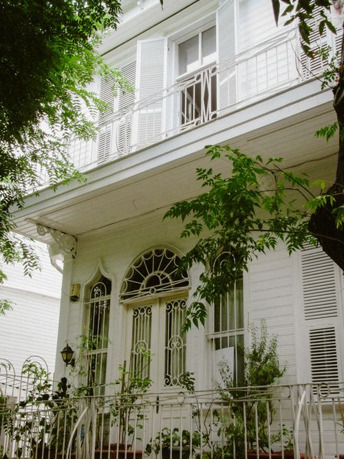 Free Elegant white house exterior with balconies and greenery in Istanbul, Türkiye. Stock Photo