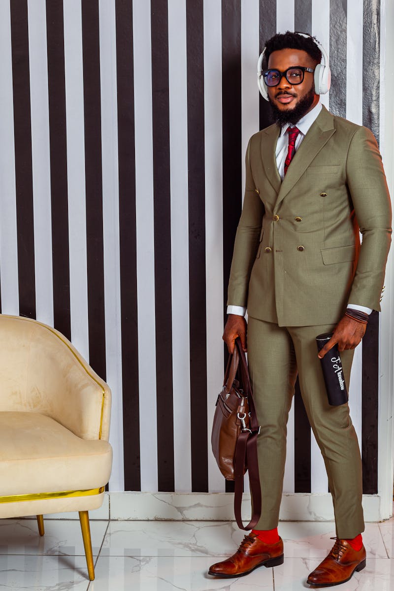 when to wear a red tie