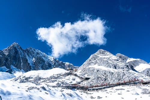 Бесплатное стоковое фото с большая высота, голубое небо, горный хребет