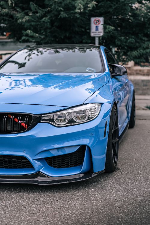 Free A striking blue sports car parked outdoors, showcasing modern automotive design. Stock Photo