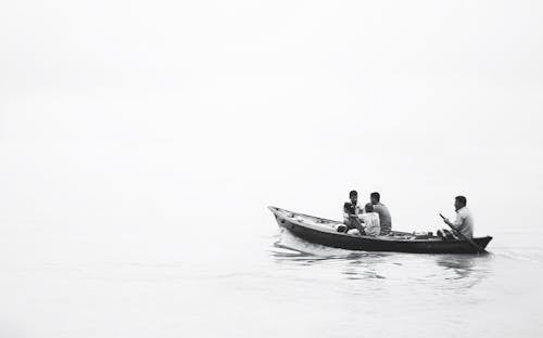 Darmowe zdjęcie z galerii z czarno-biały, jezioro, łódź