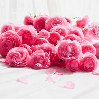 Romantic floral arrangement with soft pastels - Photo by Studio Naae