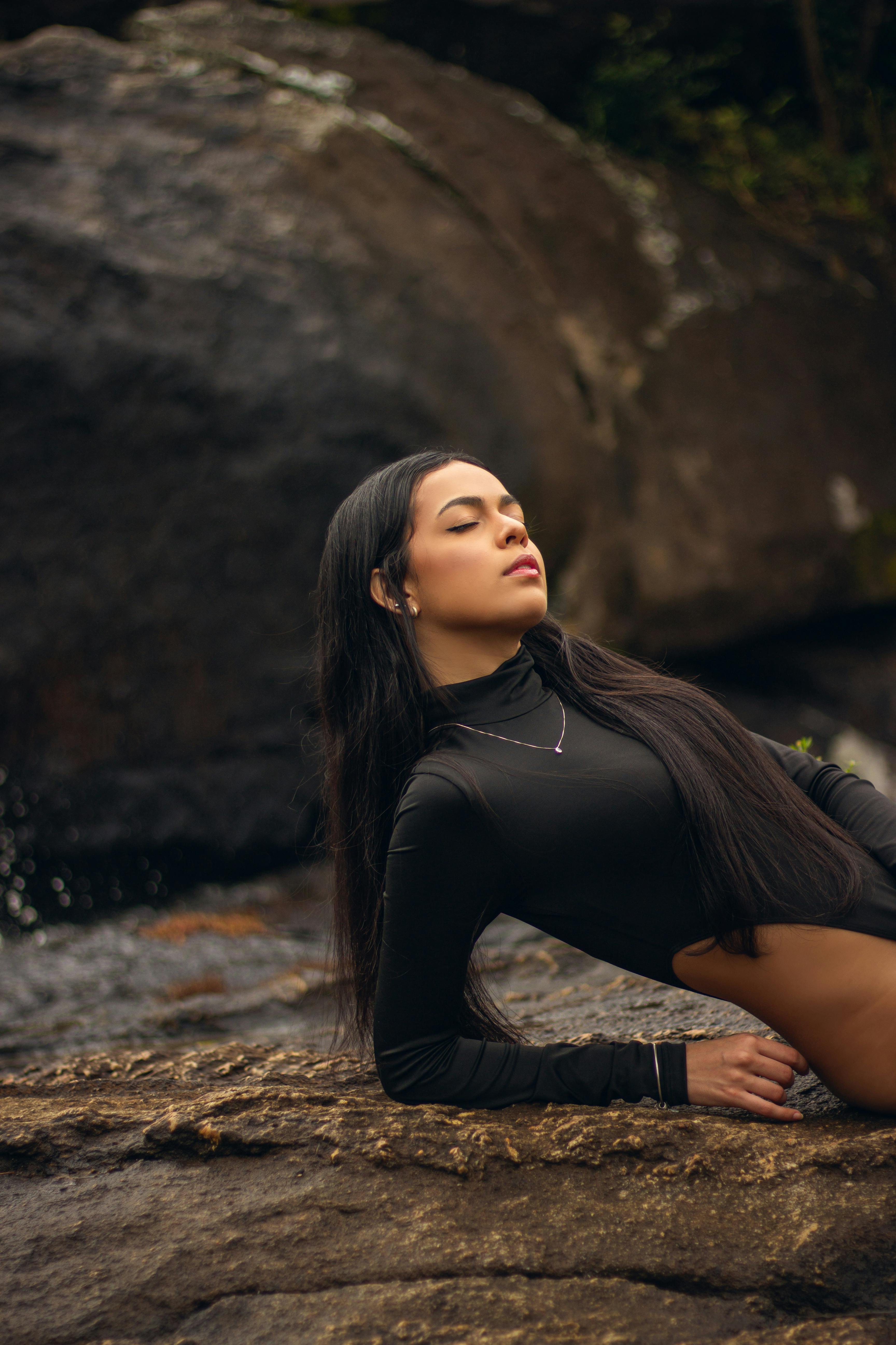 Caucasian woman laying in grass | Woman laying, Outdoor portraits, Photography  poses