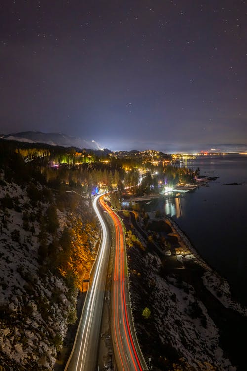 arabalar, aydınlatılmış, deniz kıyısı içeren Ücretsiz stok fotoğraf