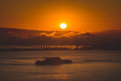 Foto profissional grátis de brilhante, cair da noite, envio