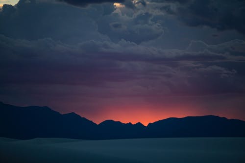 Immagine gratuita di catena montuosa, cielo drammatico, cielo rosa