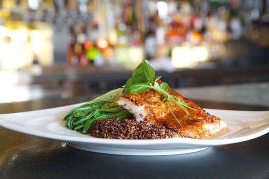 Bol de crevettes épicées et de riz brun