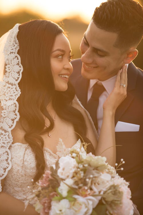 Fotos de stock gratuitas de cabello moreno, flores, fotografía de boda