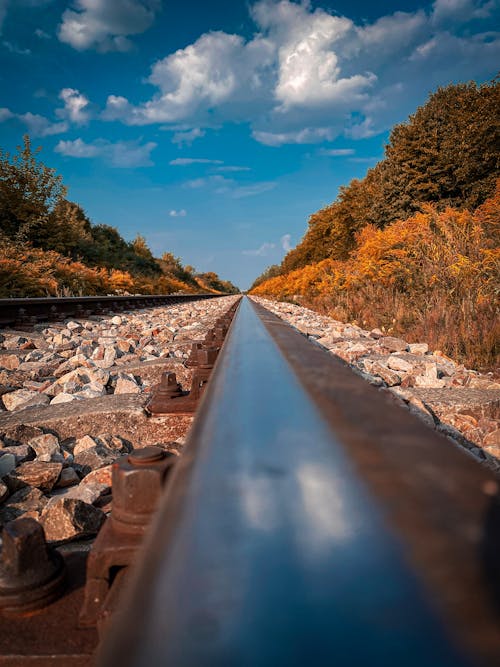 Darmowe zdjęcie z galerii z blue sky, brown, droga kolejowa