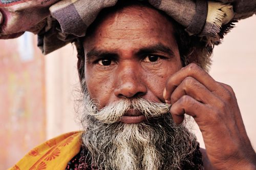 Free Close-up portrait of an elderly man with a beard and turban in Varanasi, India. Stock Photo