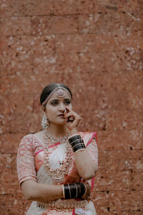 Gratis stockfoto met gouden, Indiase vrouw, juwelen