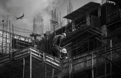 Ouvriers sur un chantier de construction en hauteur