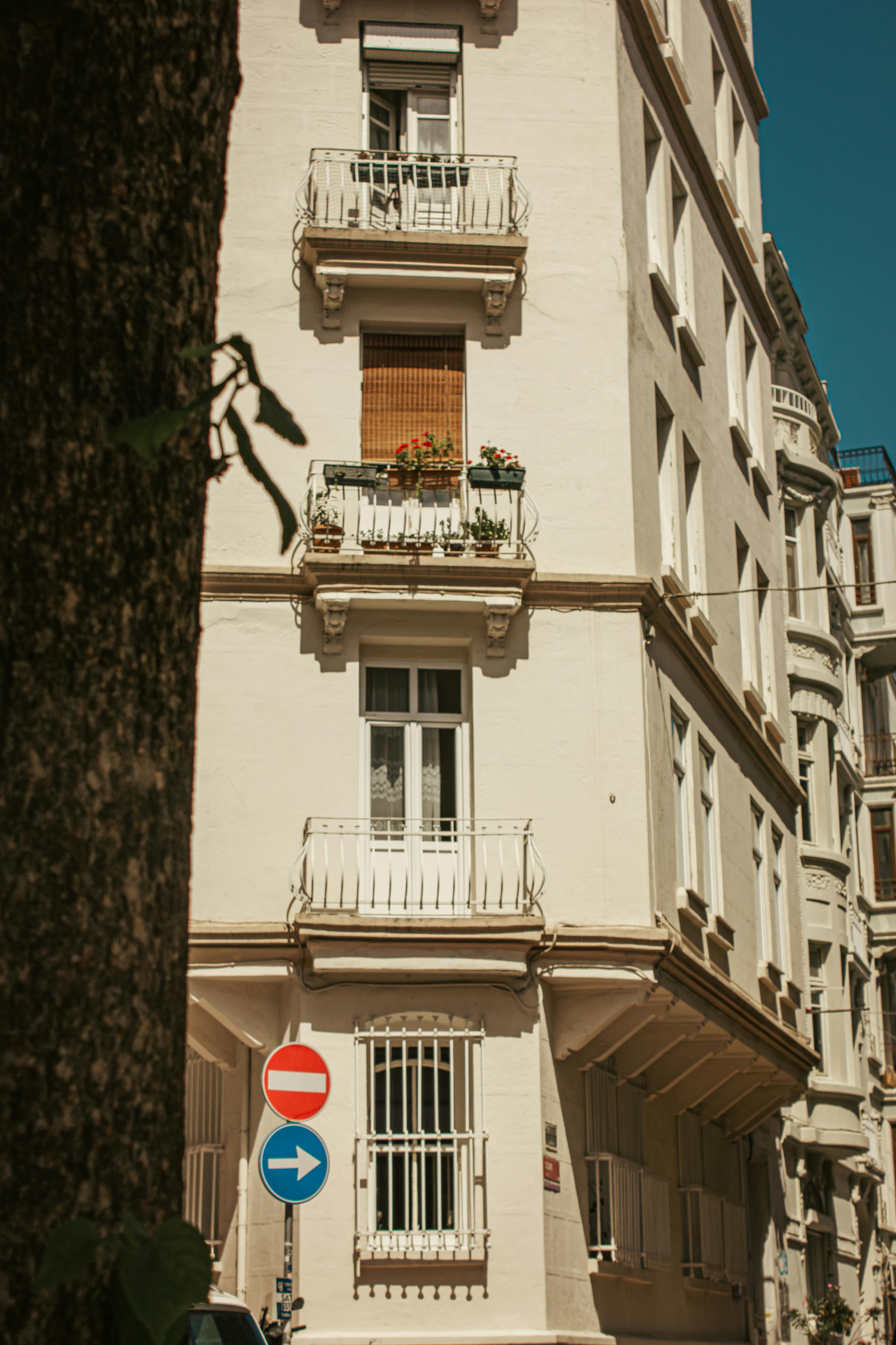 Free A classic Istanbul corner building with balconies under a bright blue sky, showcasing urban elegance. Stock Photo
