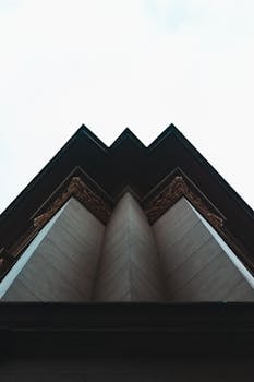 低角度镜头展现了现代建筑立面的几何结构与当代设计