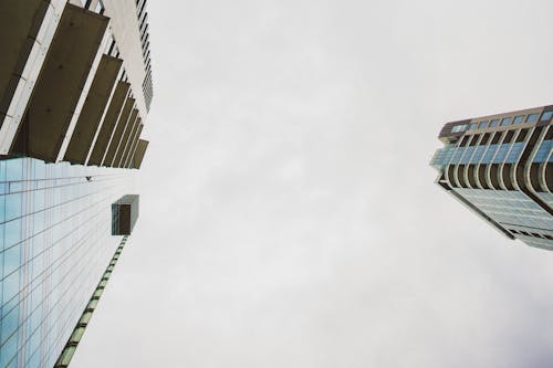 Foto profissional grátis de ângulo baixo, arranha-céus, centro da cidade