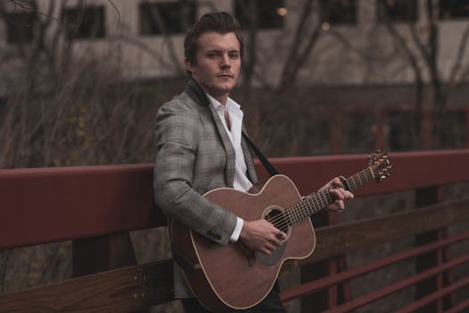 桥上，一名穿着时尚服装的男子在弹原声吉他