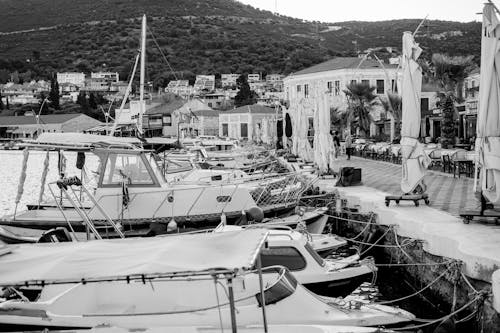 Fotos de stock gratuitas de barcos, blanco y negro, ciudad costera