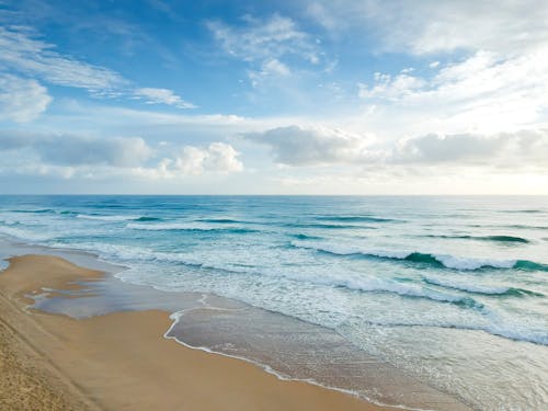 Praia Sob O Céu Azul E Branco