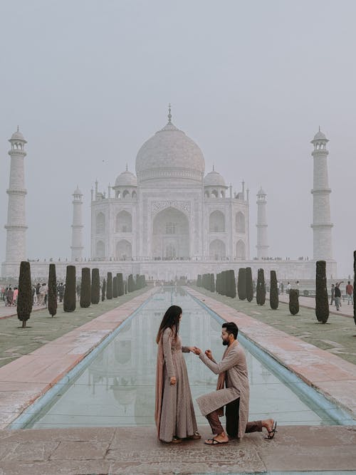 Man Proposing to a Woman in front of the Taj Mahal, India 