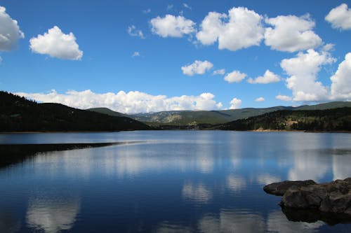 Gratis Foto stok gratis awan putih, bukit, danau Foto Stok