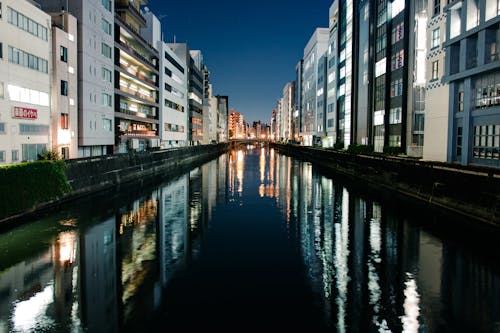 Foto d'estoc gratuïta de arquitectura moderna, canal, ciutat