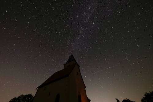 Gratis lagerfoto af kirke, mælkevejen, nattehimmel