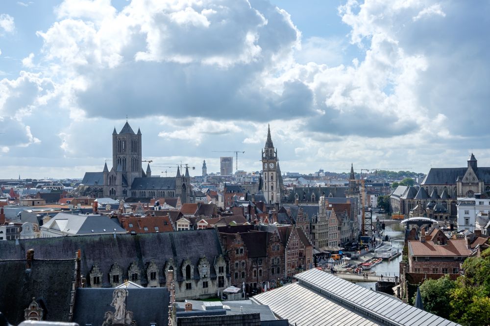 Panoramă cu orașul Ghent sub un cer cu nori