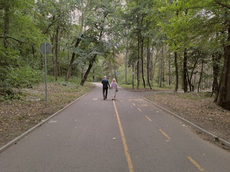 在公园中进行快走锻炼的人