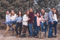 秋天，一个快乐的家庭在户外合影，表达着爱与幸福