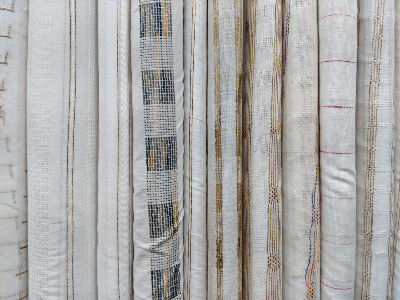 Cortinas blackout en un espacio interior