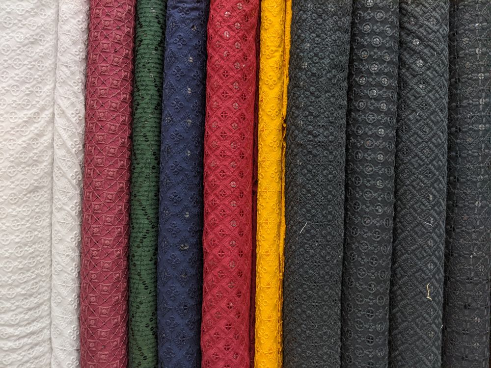 Cuộn vải dệt nhiều màu sắc với họa tiết phong phú — nguyên liệu sản xuất may mặc xuất khẩu